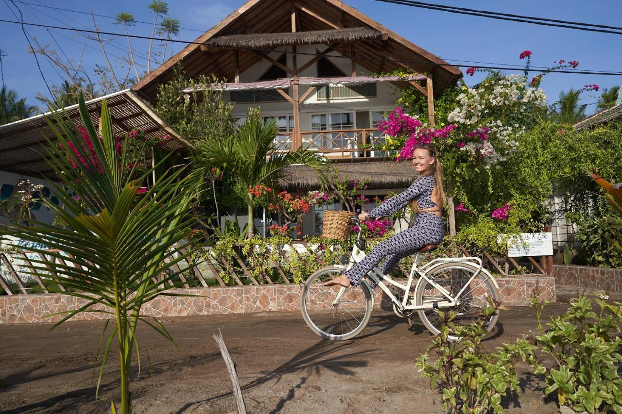 Serenity Luxurious Beachfront Villa & Spa With Private Infinity Pool, 8 Guests Gili Air Kültér fotó