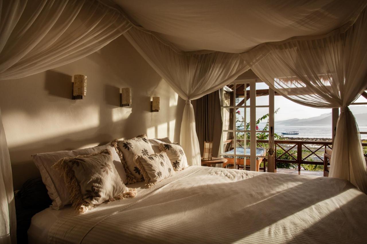 Serenity Luxurious Beachfront Villa & Spa With Private Infinity Pool, 8 Guests Gili Air Kültér fotó