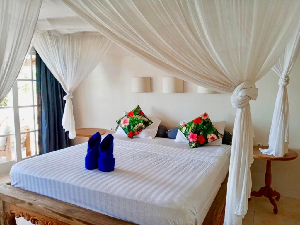 Serenity Luxurious Beachfront Villa & Spa With Private Infinity Pool, 8 Guests Gili Air Kültér fotó