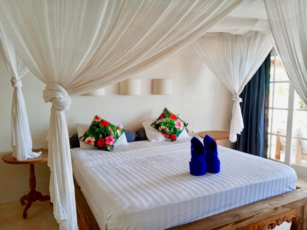 Serenity Luxurious Beachfront Villa & Spa With Private Infinity Pool, 8 Guests Gili Air Kültér fotó